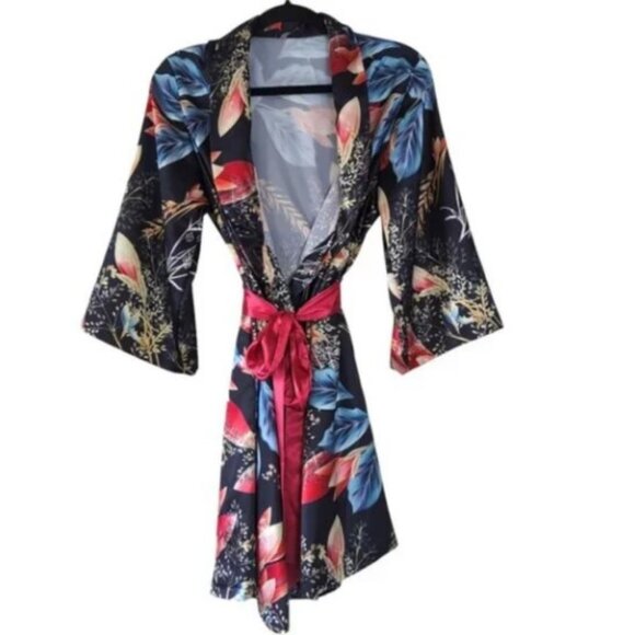 Vintage Geisha-style Japanese floral satin kimono robe size S - Picture 1 of 4